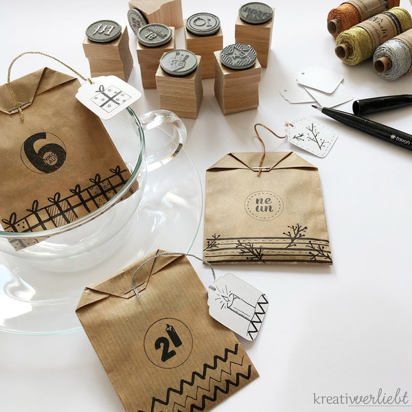 Tee-Adventskalender mit Papiertüten und Stempeln